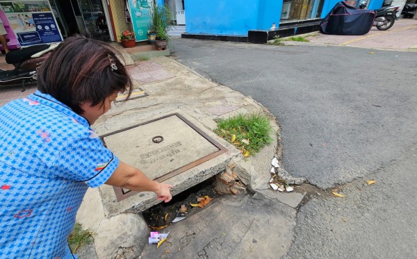 Hiểm họa hố ga không lưới chắn rác ở TP.HCM: Lọt xuống là hết cứu