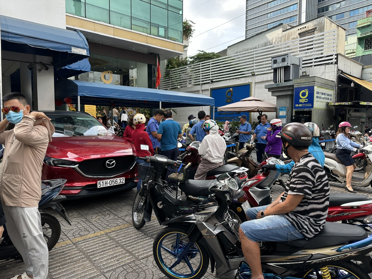 Một số điểm tạm ngưng nhận khách mua vàng sau khi mở bán 30 phút- Ảnh 1. Một số điểm tạm ngưng nhận khách mua vàng sau khi mở bán 30 phút- Ảnh 1.