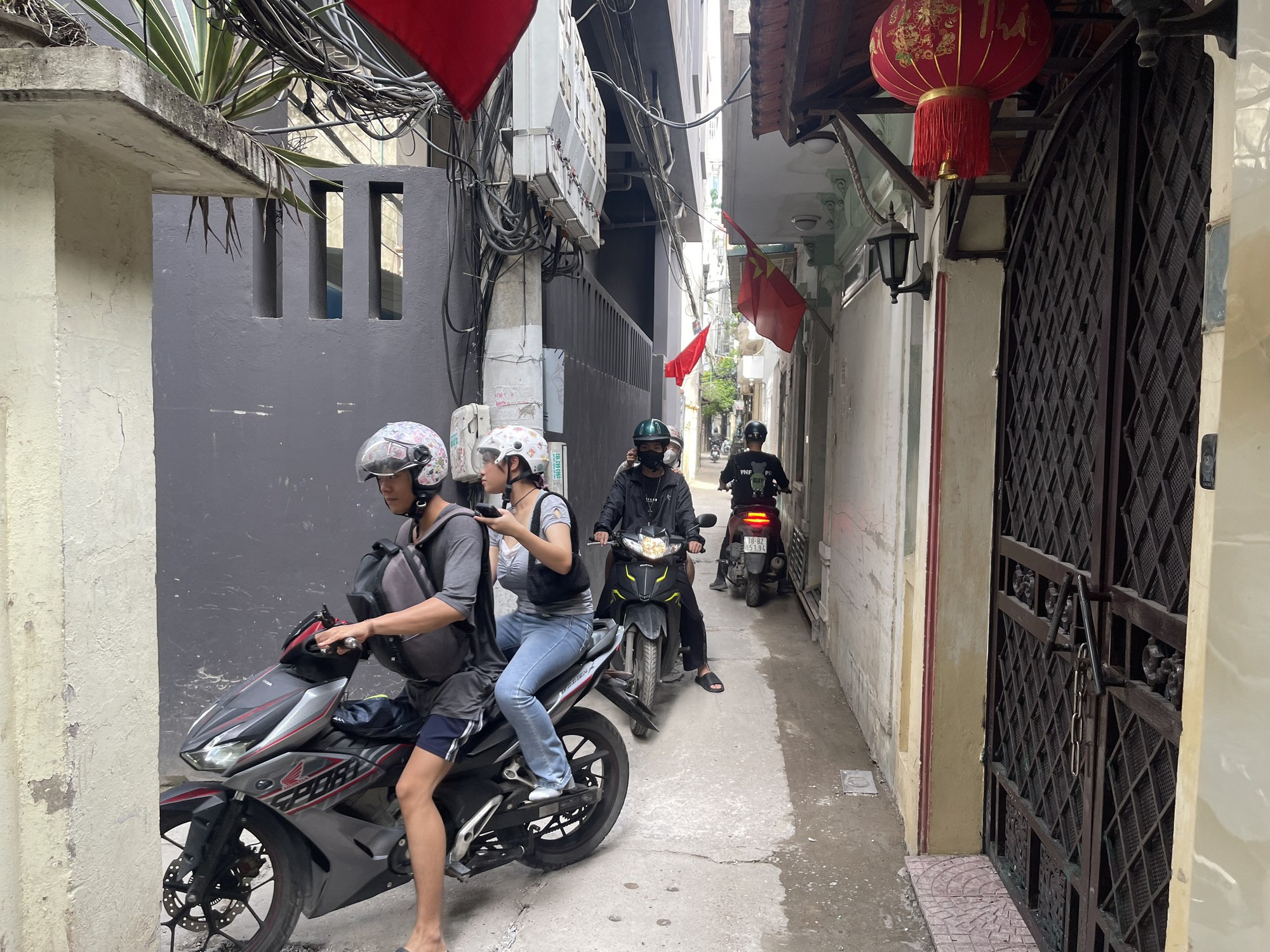 [Nhiều ngõ nhỏ ở Q.Cầu Giấy chỉ đủ 2 xe máy tránh nhau]_[ĐÌNH HUY].jpg