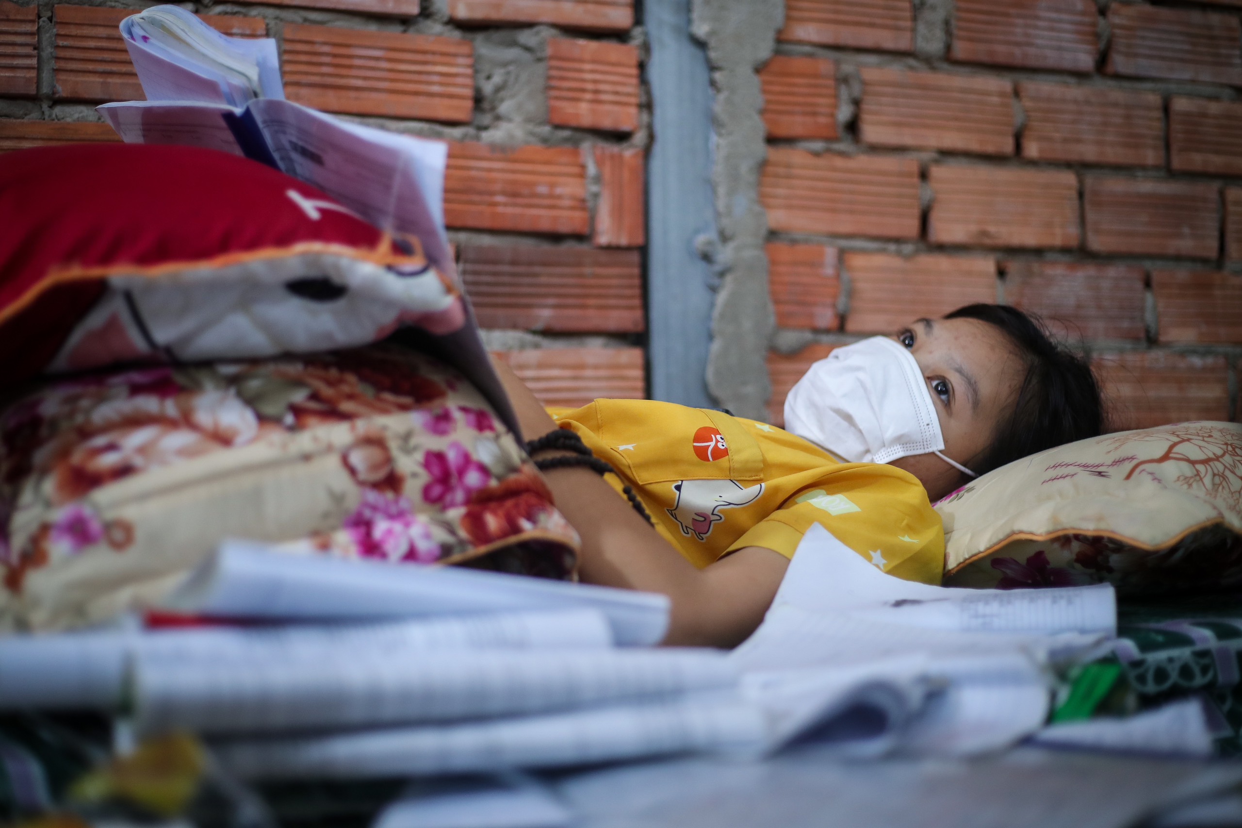 Nữ sinh gãy cột sống, phải nằm thi lớp 10: 'Em ước mơ làm bác sĩ’- Ảnh 1.