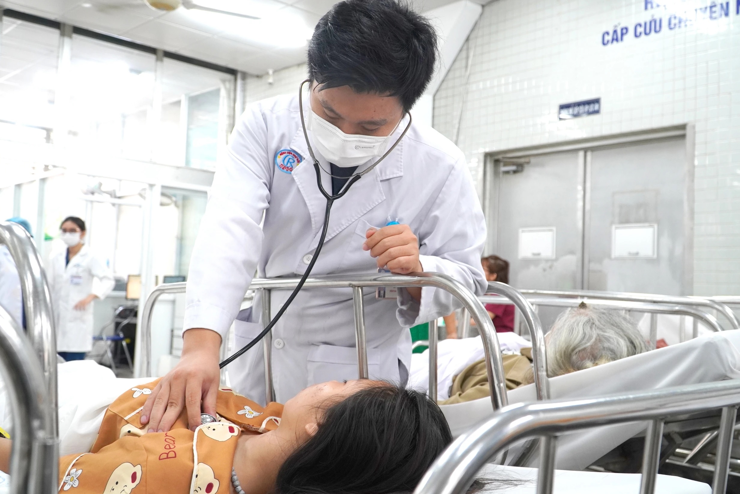 Nữ sinh nằm thi lớp 10 nhập viện cấp cứu: Sở GD-ĐT TP.HCM có giải pháp gì?- Ảnh 1.