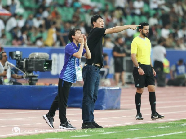 Ông Kim Sang-sik đối mặt với những khó khăn của đội tuyển Việt Nam