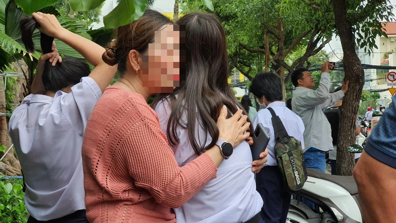 Sở GD-ĐT TP.HCM nói gì khi thí sinh khóc vì đề thi lớp 10 môn toán khó?- Ảnh 2.