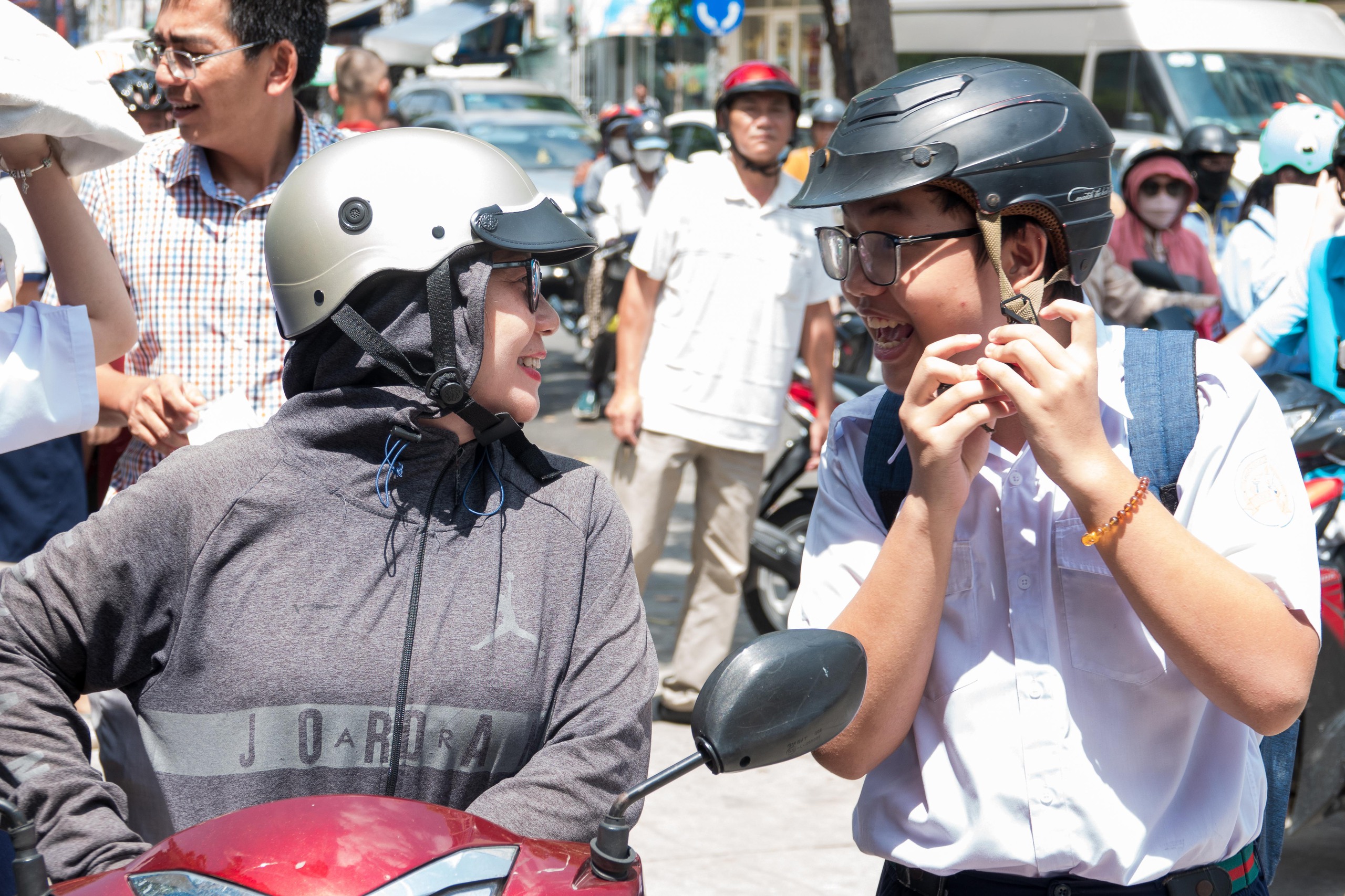 Thi lớp 10 TP.HCM: Thí sinh 'cười hết nấc' vì cho rằng 'đề văn dễ'- Ảnh 1.