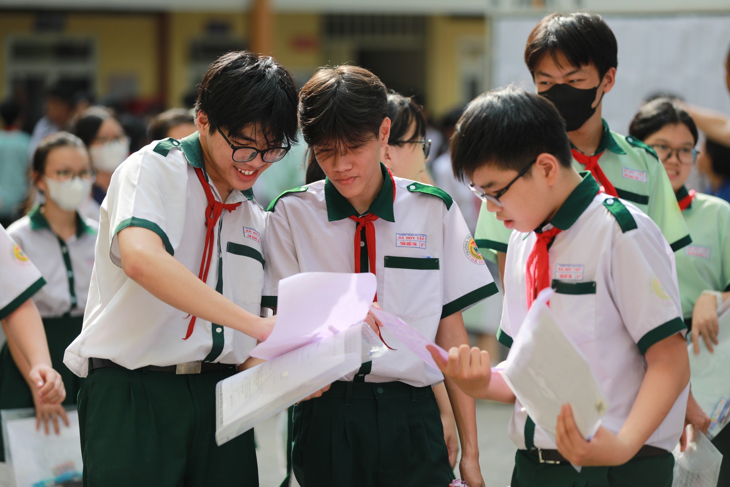 Thi lớp 10 tại TP.HCM: Thí sinh thích thú gì ở đề môn tiếng Anh?- Ảnh 1.