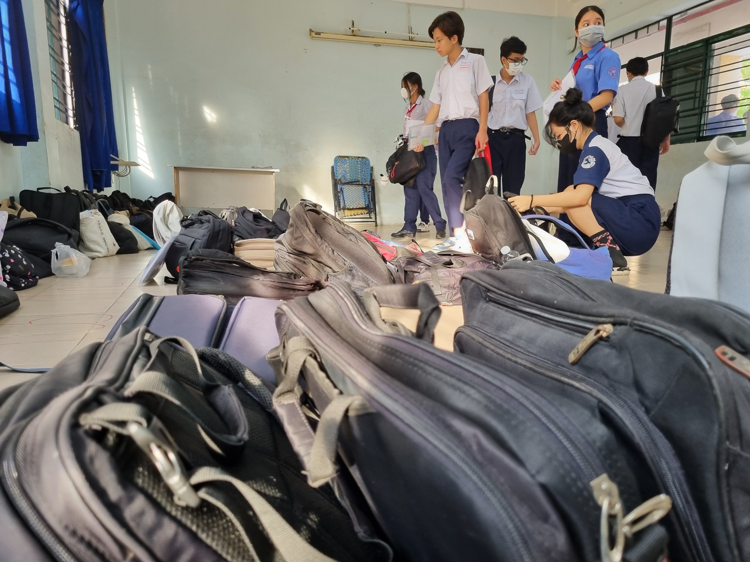 Thí sinh bị đình chỉ thi lớp 10 do mang điện thoại- Ảnh 1.