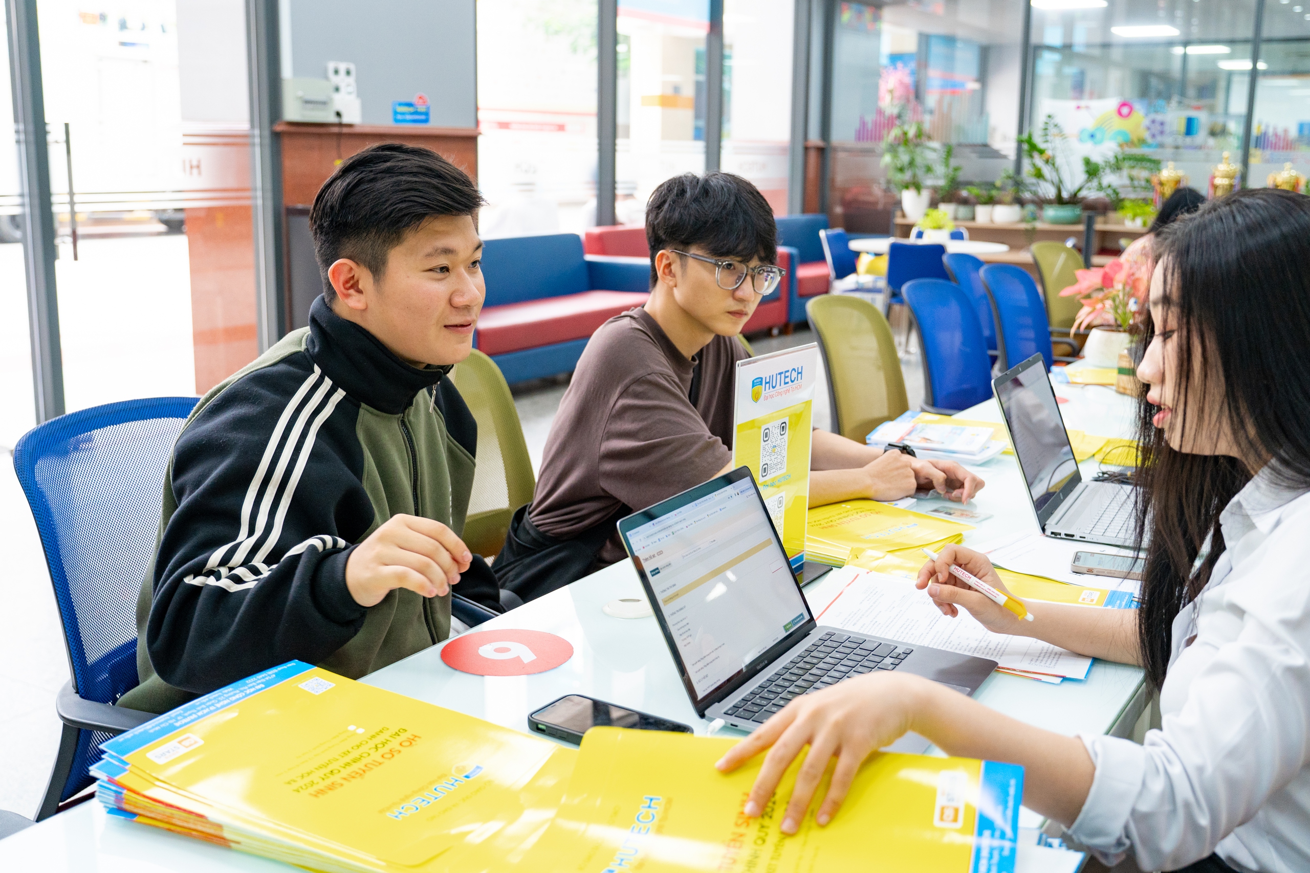 Thí sinh có thể nộp hồ sơ xét tuyển học bạ vào HUTECH đến 30.6- Ảnh 1.