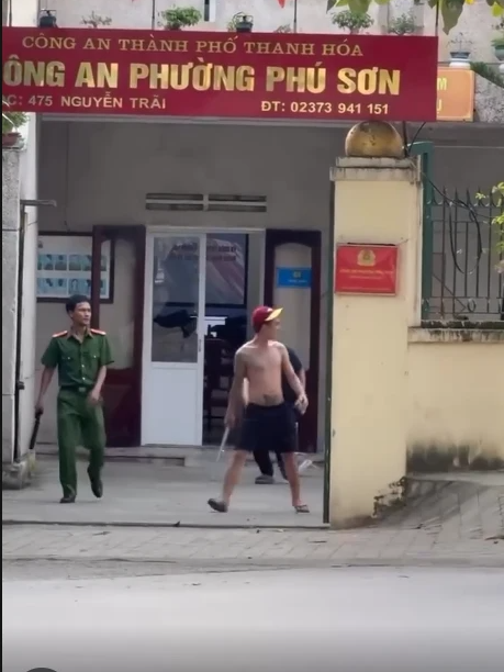 Thông tin mới vụ nam thanh niên cầm gậy sắt xông vào trụ sở công an phường- Ảnh 1.