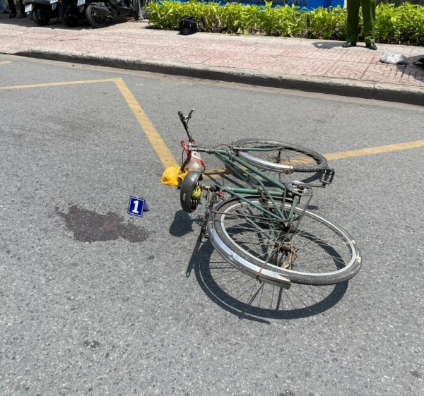 Tìm thân nhân người đàn ông tử vong cạnh xe đạp ở Q.Bình Thạnh