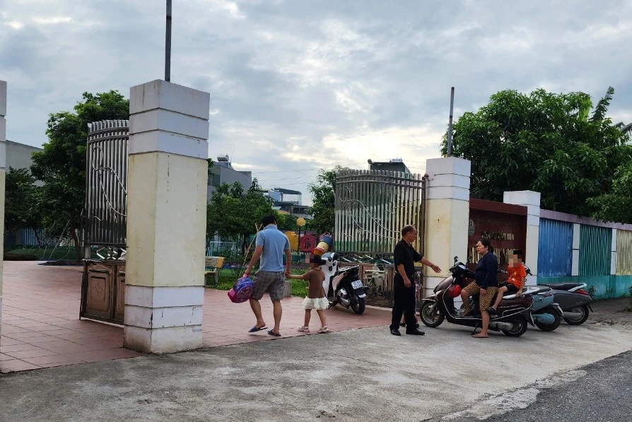 Vụ trẻ mầm non tử vong ở Thái Bình: Sở GTVT Hà Nội cấp phù hiệu xe đưa đón- Ảnh 1. Vụ trẻ mầm non tử vong ở Thái Bình: Sở GTVT Hà Nội cấp phù hiệu xe đưa đón- Ảnh 1.
