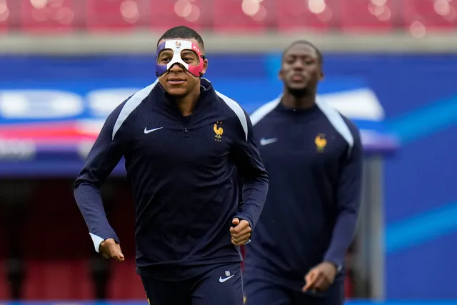 Euro 2024: Kylian Mbappé tập luyện với mặt nạ - huấn luyện viên Pháp tự tin ngôi sao sẽ đối đầu hà lan - Ảnh 1.