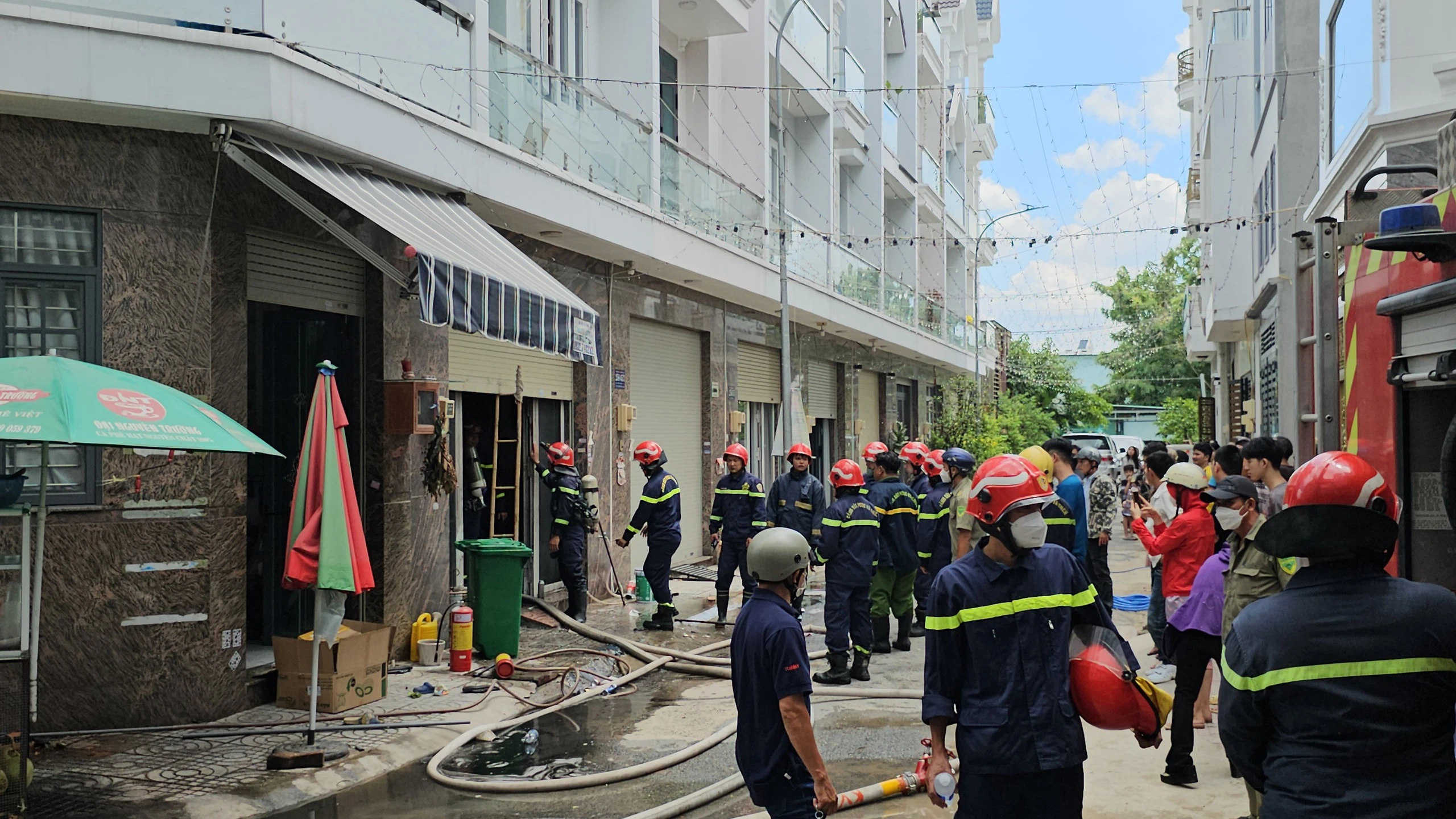 TP.HCM: Cháy nhà 3 tầng ở Bình Tân, 3 người thoát nạn