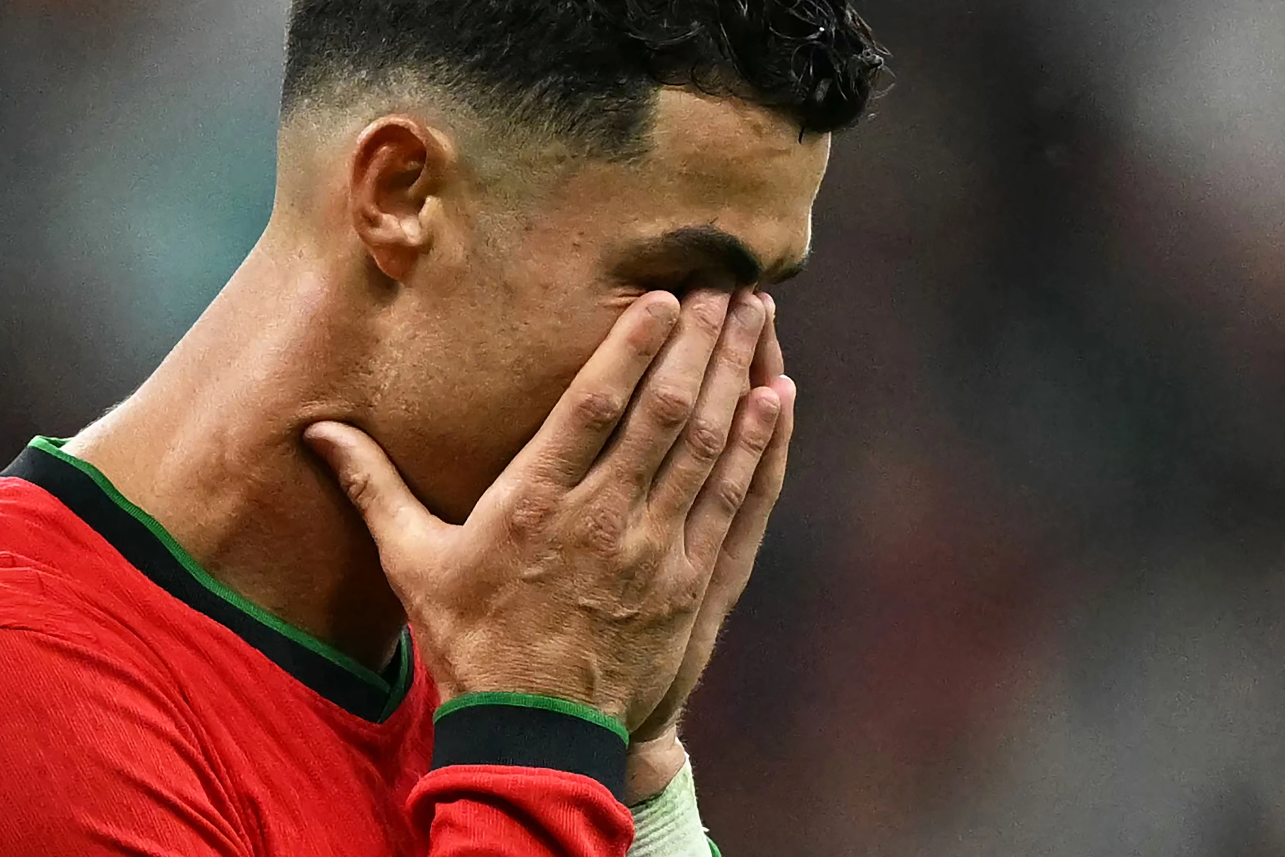 Ronaldo khóc nức nở khi sút hỏng phạt đền, lập kỷ lục buồn ở EURO