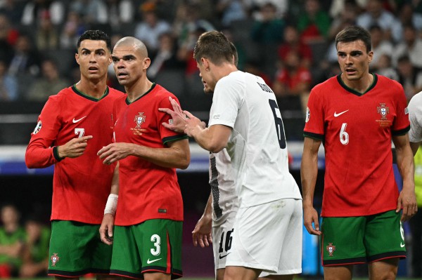 Ronaldo khóc nức nở khi sút hỏng phạt đền, lập kỷ lục buồn ở EURO