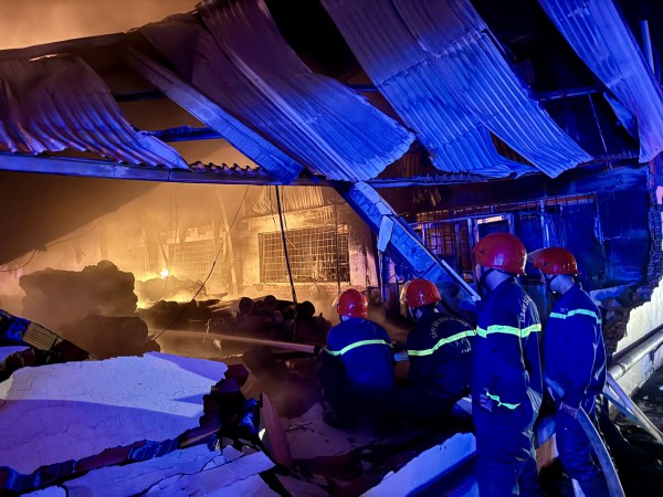 Bình Dương: Huy động hàng trăm cảnh sát chữa cháy nhà xưởng trong đêm