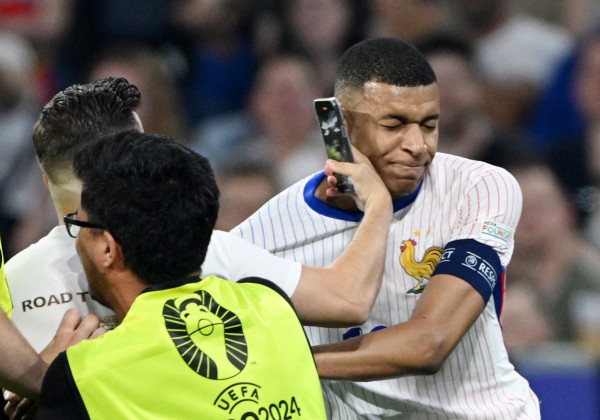 Nhân viên an ninh chặn CĐV nhưng… đốn ngã Morata, Mbappe tươi cười dù Pháp thua trận