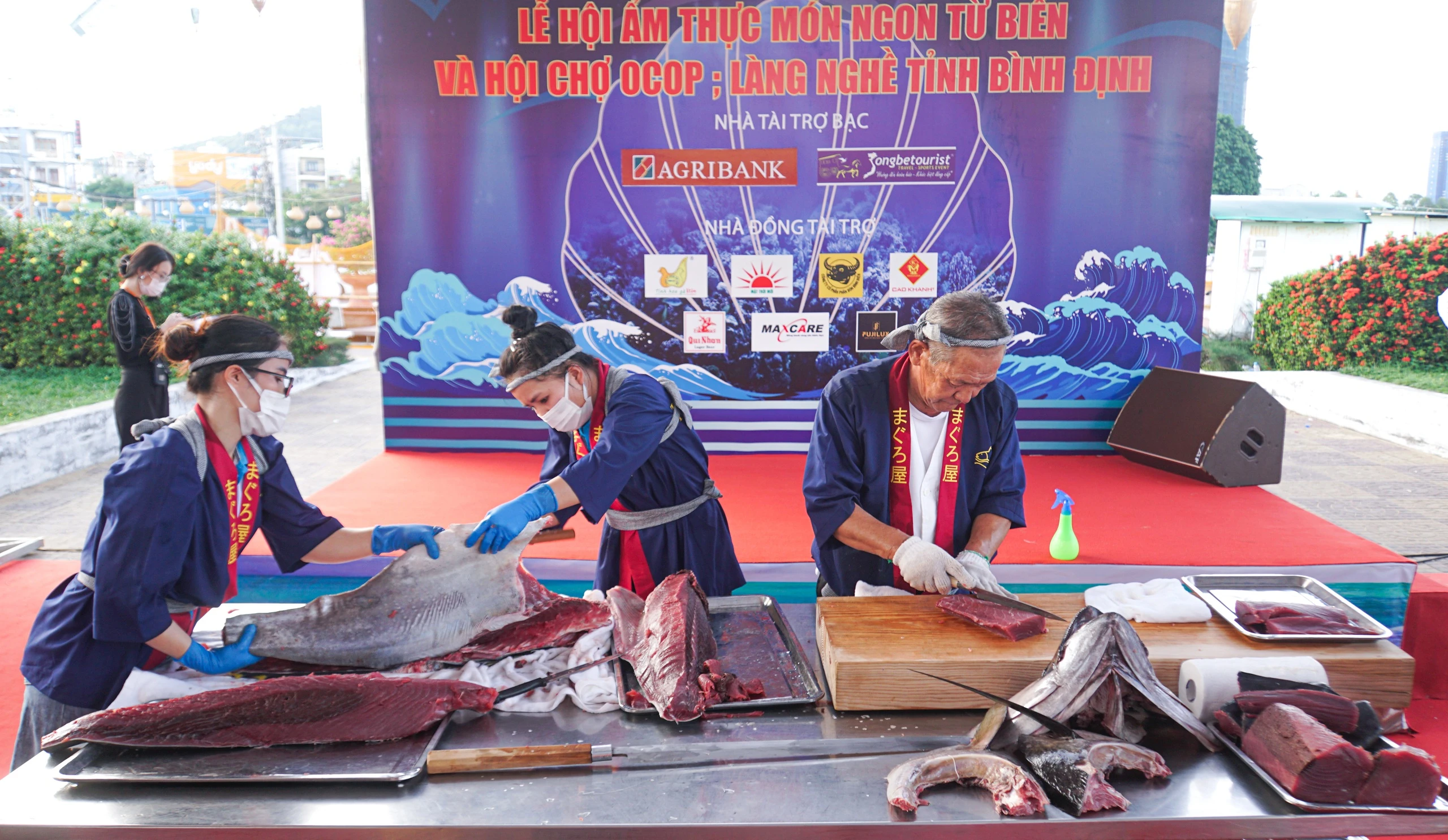 Mãn nhãn cảnh đầu bếp Nhật Bản trổ tài phi lê cá ngừ đại dương 50kg