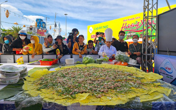 Mãn nhãn cảnh đầu bếp Nhật Bản trổ tài phi lê cá ngừ đại dương 50kg