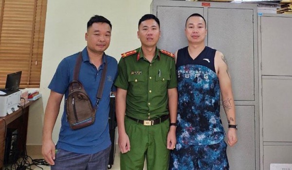 Đại úy công an cùng người dân cứu 3 du khách đuối nước ở Vân Đồn