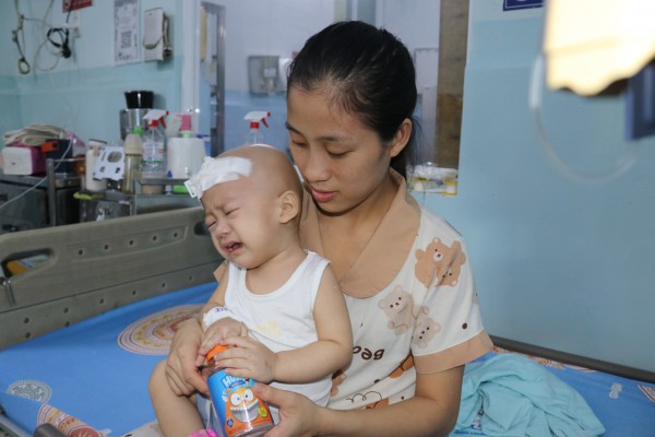 Con muốn sống: Vợ chồng công nhân nghèo xin cứu con trai 15 tháng tuổi ung thư