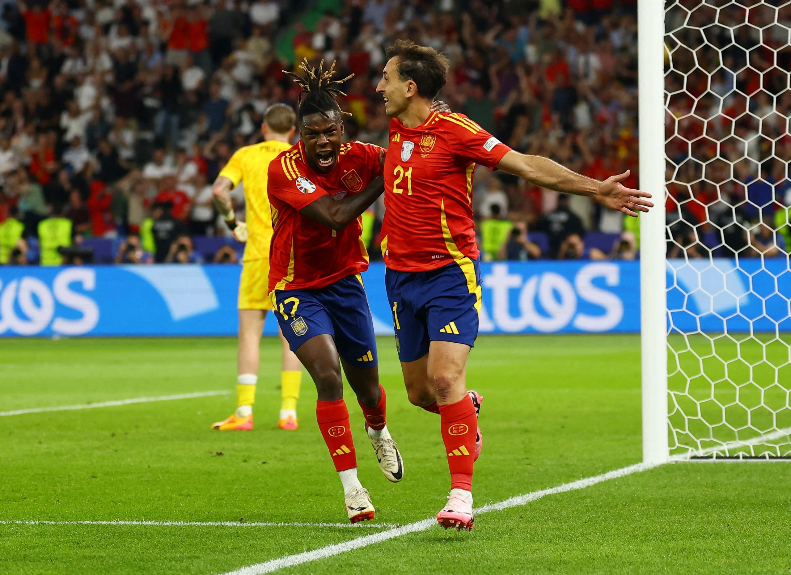 Đội tuyển Tây Ban Nha ‘tiến hóa’ và vô địch, còn người Anh thì sao?
