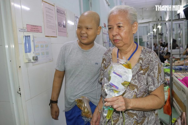 Con muốn sống: Xót xa bà nội 70 tuổi ở TP.HCM chăm cháu ung thư hạch