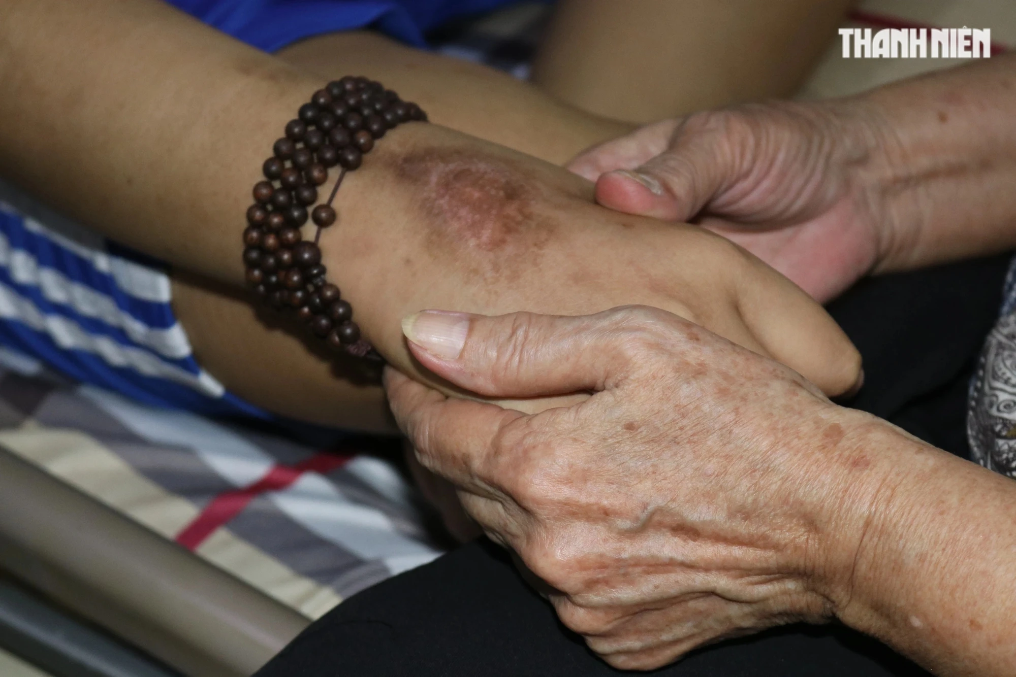 Con muốn sống: Xót xa bà nội 70 tuổi ở TP.HCM chăm cháu ung thư hạch
