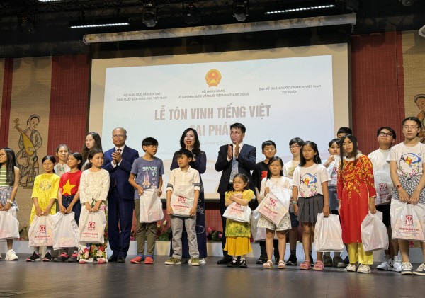 Khai trương Tủ sách tiếng Việt phục vụ cộng đồng năm 2024 tại Pháp