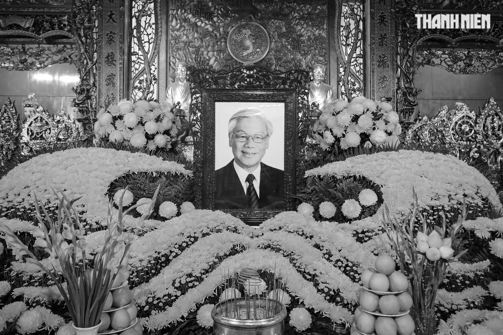 Người dân TP.HCM nghẹn ngào thắp hương tưởng nhớ Tổng Bí thư Nguyễn Phú Trọng