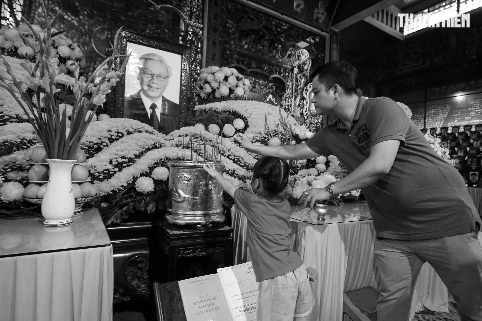 Người dân TP.HCM nghẹn ngào thắp hương tưởng nhớ Tổng Bí thư Nguyễn Phú Trọng