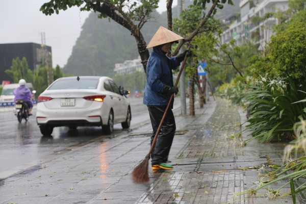Quảng Ninh huy động hàng nghìn người dọn dẹp sau bão số 2