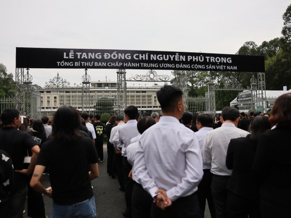 Người dân xếp hàng dài trước Hội trường Thống Nhất chờ vào viếng Tổng Bí thư Nguyễn Phú Trọng