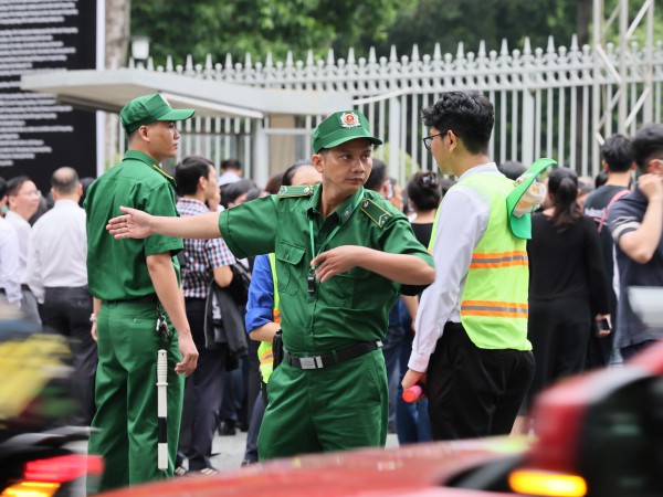 Người dân xếp hàng dài trước Hội trường Thống Nhất chờ vào viếng Tổng Bí thư Nguyễn Phú Trọng