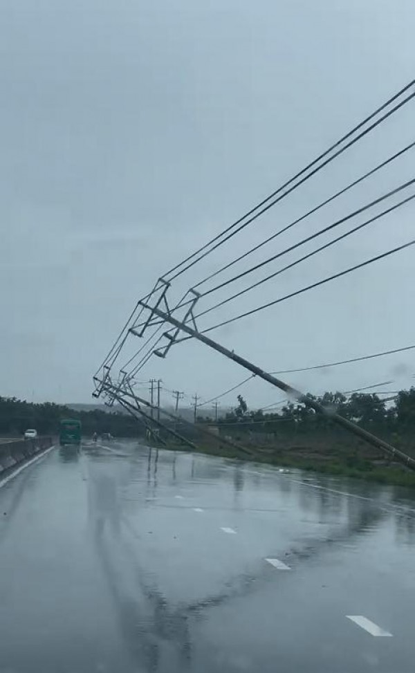 Bình Phước: Lốc xoáy làm nhiều trụ điện dọc đường ĐT 741 bị ngã đổ