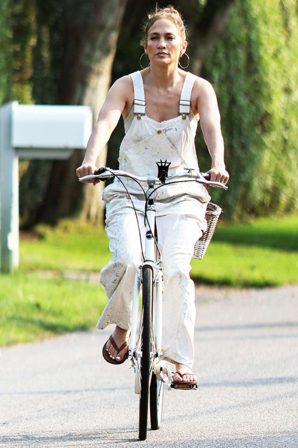 Jennifer Lopez phối đồ trẻ trung đi xe đạp, tập gym