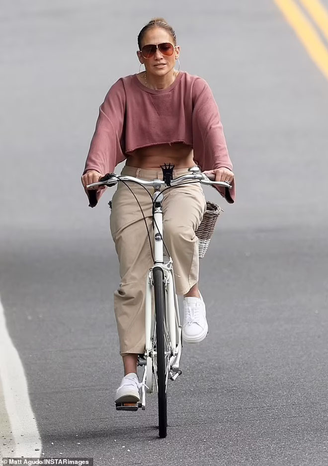 Jennifer Lopez phối đồ trẻ trung đi xe đạp, tập gym