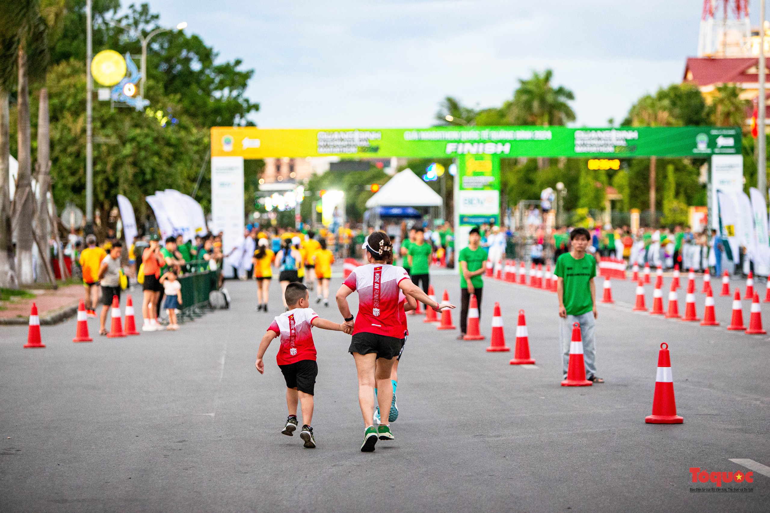 Ấn tượng giải chạy marathon  “Quang Binh International Marathon 2024” - Ảnh 7.