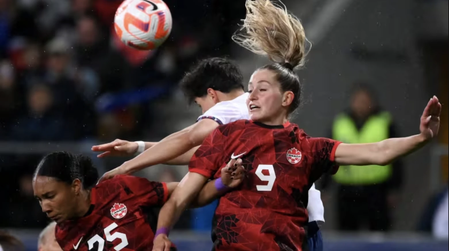 Đội nữ Canada bị trừ 6 điểm vì HLV quay lén, vẫn rộng cửa vào tứ kết