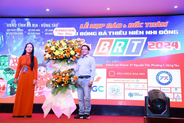 Thủ môn Đặng Văn Lâm bốc thăm lịch thi đấu giải bóng đá Cúp truyền hình BRT