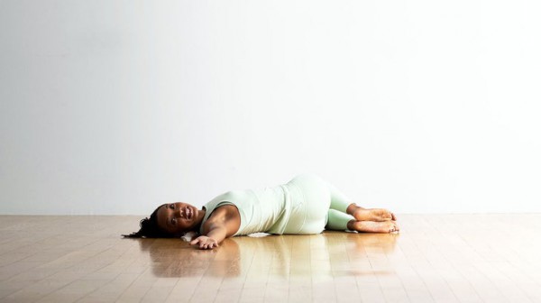 Dua Lipa chia sẻ 5 tư thế Yoga giúp trở nên bình tĩnh và sáng suốt