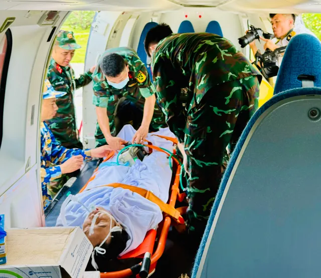 Trực thăng đưa bệnh nhân từ đảo Song Tử Tây về đất liền cấp cứu - Ảnh 1.