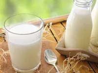 Uống sữa vào buổi sáng hay buổi tối tốt hơn?