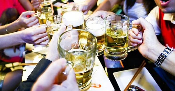 Cần áp thuế tiêu thụ đặc biệt để giảm tình trạng tiêu thụ rượu, bia quá mức - Ảnh 2.