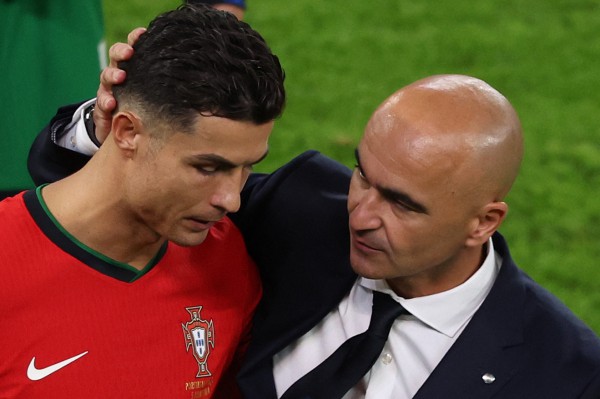 Báo Anh chỉ thẳng: Dù tàng hình cả trận, Ronaldo vẫn không chịu rời sân