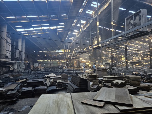 Cháy xưởng gỗ ở Bình Định, thiệt hại hàng chục tỉ đồng