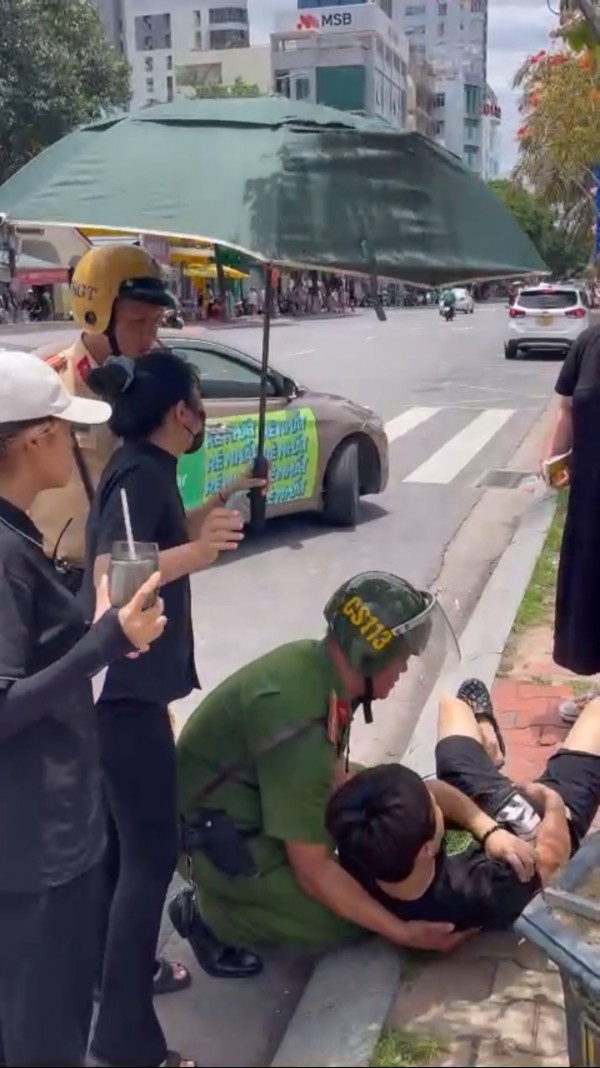 Đà Nẵng: Lực lượng cảnh sát hỗ trợ du khách Hàn Quốc bị tai nạn