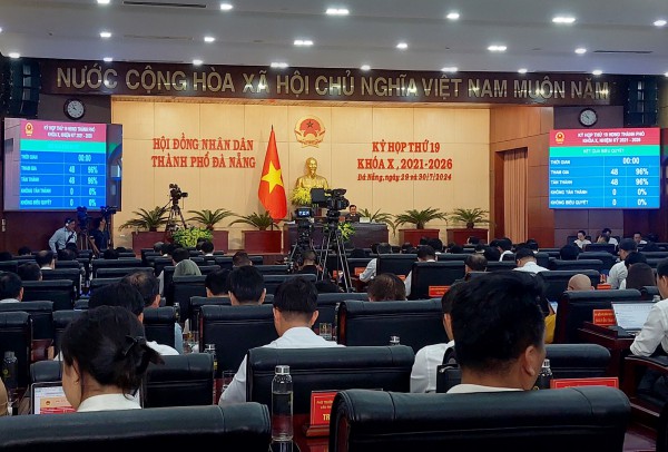 Đà Nẵng hỗ trợ 1.800 hộ dân đổi điện thoại 'cục gạch' sang điện thoại thông minh