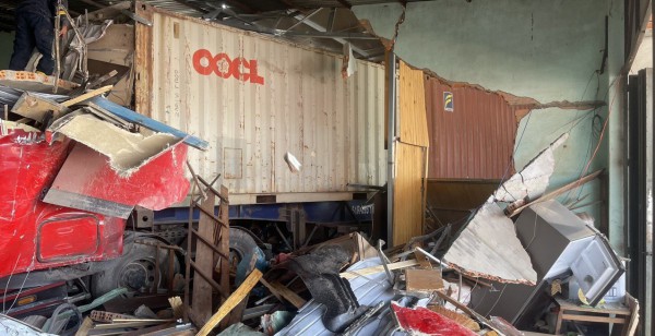 Khẩn trương khắc phục tai nạn xe container lao vào nhà dân