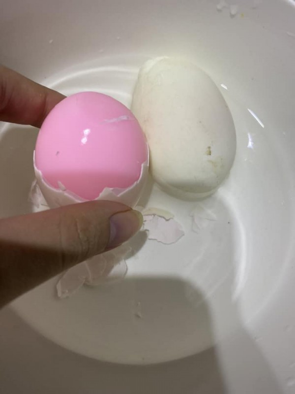 Quả trứng luộc chuyển màu hồng dân mạng thắc mắc: Chuyên gia dinh dưỡng nói gì?