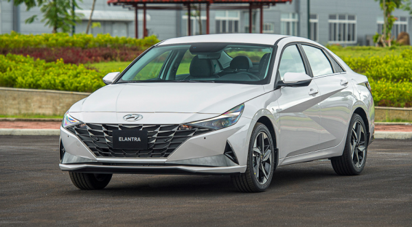 Sedan hạng C tầm dưới 900 triệu: Doanh số giảm 22%, Mazda3 hút khách nhất